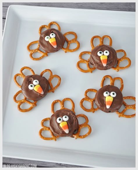 Chocolate Covered Oreo Turkeys, Turkey Kids Snacks, Oreo Thanksgiving Treats, Turkey Dessert Ideas, Oreo Turkeys Thanksgiving, Oreo Turkeys Treats For Kids, Turkey Desserts For Kids, Turkey Snacks For Kids, Thanksgiving Oreos