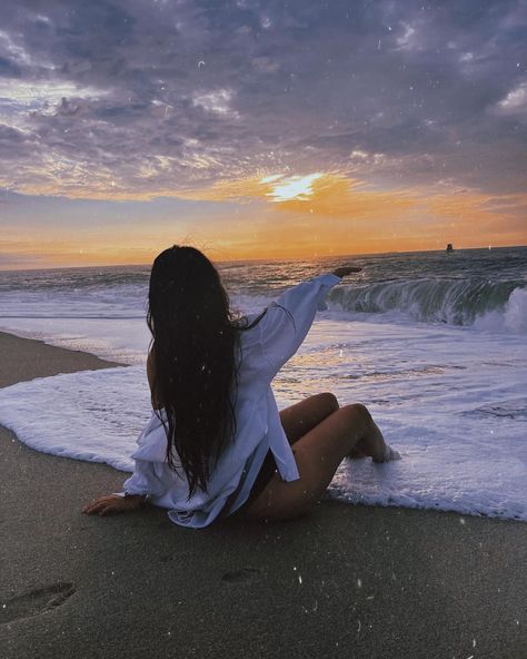 Poses In The Ocean, Foto Aesthetic Mare, Inspo Foto Mare, Foto Al Mare Aesthetic, Pose By Yourself, Solo Beach Poses, Best Beach Poses, Beach Pictures Ideas, Waves Sunset