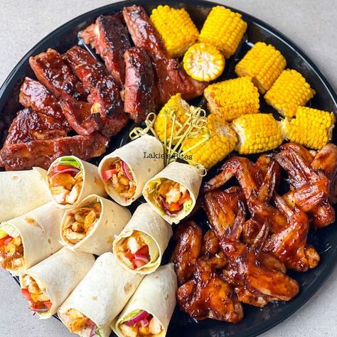 Ribs And Chicken Wings Platter, American Food Platter, Ribs And Wings Platter, Platter Ideas Party Meat, Meat Platters For Parties, Meat Platter Ideas Finger Foods, Catering Ideas Food Buffet Tables, Meat Platter Ideas, Wings Platter