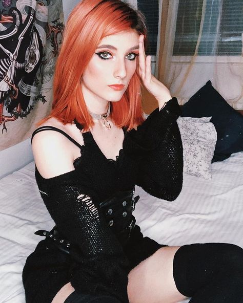 Goth Style, Winona Ryder, Grunge Goth, Goth Fashion, Pretty Woman, Youtubers, Mesh Top, A Woman, Super Cute