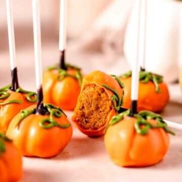 Pumpkin Cake Pops - Flouring Kitchen Fall Cake Pops, Pumpkin Shaped Cake, Pops Recipes, Pumpkin Cake Pops, Autumn Treats, Spiced Cake, Ideas For Autumn, Fall Cake, Spiced Butter