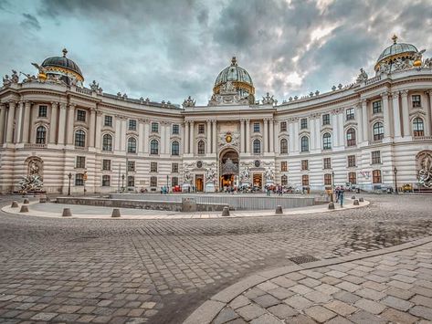 Hofburg Palace Vienna, Baroque Library, Austrian National Library, Hofburg Palace, Hogwarts Library, Spanish Riding School, Schönbrunn Palace, Beautiful Library, Magical Book