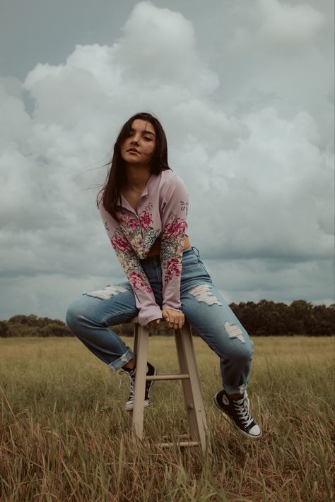 Why not bring a stool to an open field and hang around? While it being hot outside and super grassy, this was such a fun experiment and I can’t wait to take more photos here! Poses Photoshoot, Photoshoot Outdoor, Hot Outside, Outdoor Pictures, Photographie Portrait Inspiration, In The Middle Of Nowhere, Portrait Photography Women, Middle Of Nowhere, Portrait Photoshoot