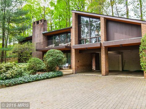 Mid Century Modern Exterior, Modern Properties, Alexandria Virginia, Midcentury Home, Mid Century Architecture, Virginia Usa, Modern Architecture House, Architecture Exterior, Mid Century Modern House