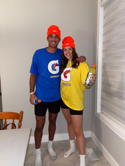 Tailgate Costume Ideas, Cute Dynamic Duo Costumes, Cool Couples Halloween Costume Ideas, Halloween Costumes Gatorade, Twin Day Outfits For Spirit Week Couples, Sadie’s Couple Costumes, Cute Halloween Outfits For Couples, Gatorade Costume Diy, Homecoming Duo Day Ideas