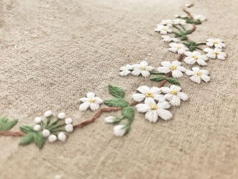 Stem Stitch, Silk Ribbon Embroidery Patterns, Embroidery Stitches Tutorial, Hand Embroidery Projects, Stitch Ideas, Embroidery Flowers Pattern, Cute Embroidery, Handwork Embroidery Design, 자수 디자인