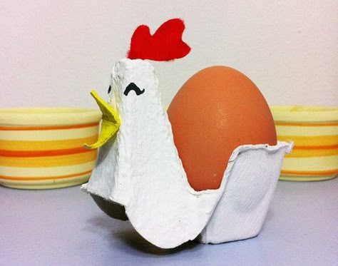 Easy Easter crafts using household objects: Rooster egg holders at Tutéate y . . . Påskeaktiviteter For Barn, Diy – Velikonoce, Easter Chicken, Egg Carton Crafts, Egg Box, Easy Easter Crafts, Egg Carton, Egg Holder, Easter Crafts For Kids