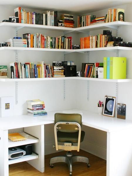 space saving ideas and furniture placement for small home office design Diy Corner Desk, Corner Furniture, Bedroom Organization Storage, Corner Wall Shelves, Corner Bookshelves, Corner Office, Contemporary Home Office, Bookshelf Desk, Furniture Placement