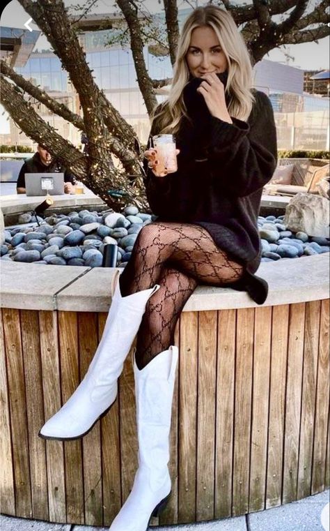 Statement Tights, Classy Brunch, Girl Brunch, White Cowgirl Boots, Cowgirl Boots Outfit, Outfit Botas, Fall Boots Outfit, Winter Boots Outfits, Bota Country