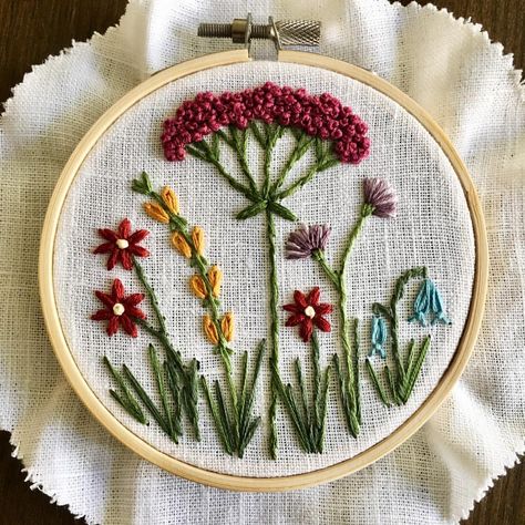 Little flowers Beginner Hand Embroidery, Decorating Living Rooms, Plant Embroidery, Diy Hand Embroidery, Hand Embroidery Kit, Embroidery Materials, Embroidery Shop, 자수 디자인, Embroidery Needles