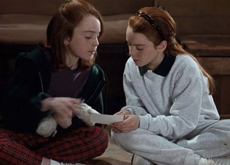 Best Girly Movies, 90s 2000s Movies, Parent Trap Movie, The Parent Trap, Cafe Pictures, Crazy Sister, Girly Movies, Parent Trap, Nancy Meyers