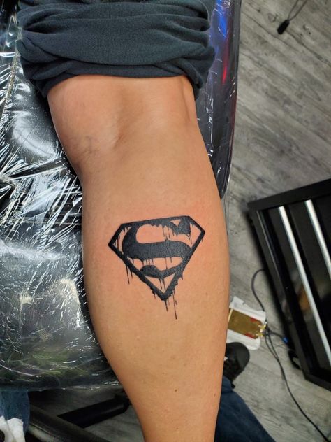 Superman tattoo Super Hero Tattoo Ideas, Superhero Tattoos For Men, Super Hero Tattoos For Men, Dc Comics Tattoos, Supergirl Tattoo, Dc Tattoos, Kryptonite Tattoo, Superhero Tattoos, Dc Comics Tattoos Ideas