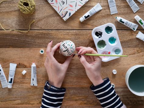 Paint Your Own Bauble Ideas, Diy Xmas Baubles, Bauble Painting Ideas Kids, Ceramic Baubles Christmas, Hand Painted Bauble Diy, Bauble Painting Ideas, Baubles Diy Christmas, Painting Xmas Baubles, Diy Ceramic Baubles