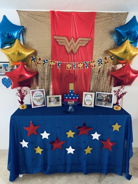 Woman Party Ideas, Wonder Woman Party Ideas, Wonder Woman Birthday Party, Women Party Ideas, Wonder Woman Party, Wonder Woman Birthday, 1st Birthday Themes, Woman Birthday Party, Superhero Birthday Party