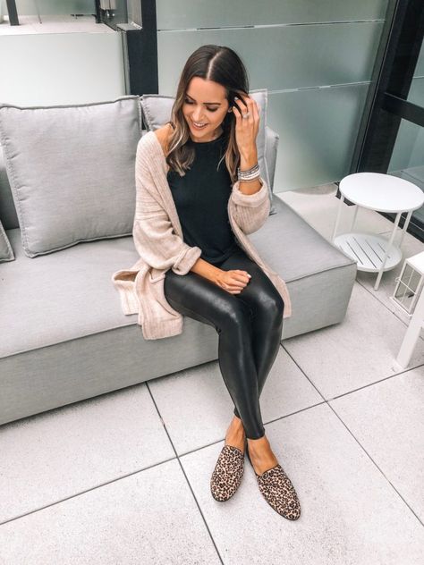 Faux Leather Leggings Outfit Winter, Leather Leggings Outfit Winter, Outfits Leggins, Faux Leather Leggings Outfit, Leggings Outfit Winter, Leather Leggings Outfit, Casual Chic Outfits, Leggings Outfit, Legging Outfits