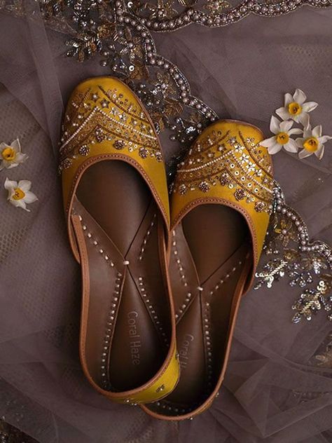 Khussa Designs, Flute Tattoo, Traditional Sandals, Pakistani Shoes, Bridal Sandals Heels, Medium Length Hairstyle, Indian Wedding Shoes, Silver Payal, Haircuts For Ladies