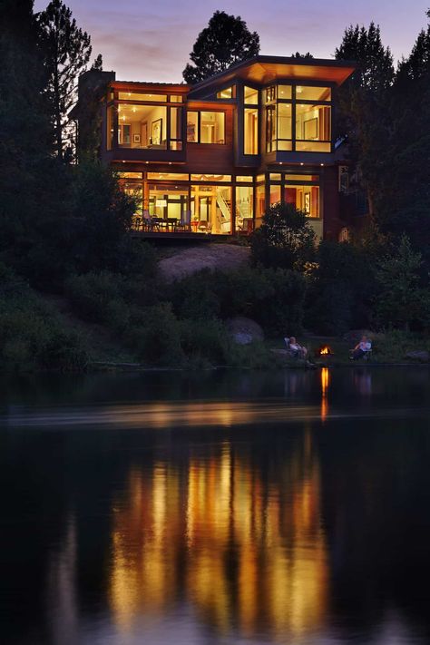 A modern yet warm house overlooking the beautiful Deschutes River Oregon Photography, River House, Cabin In The Woods, Waterfront Homes, Contemporary Home Decor, Ship Lap Walls, Farmhouse Living, Architect Design, Interior Design Tips