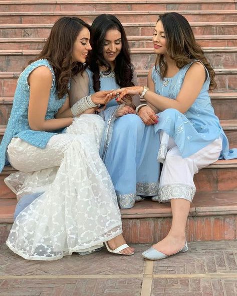 Photoshoot Ideas For Cousins, Sharara Photoshoot Poses, 3 Sisters Photoshoot Poses, Indian Best Friends Pics, Sister Photoshoot Poses Indian, 3 Sister Photoshoot, Eid Photoshoot Ideas, Bridesmaid Poses, Group Picture Poses