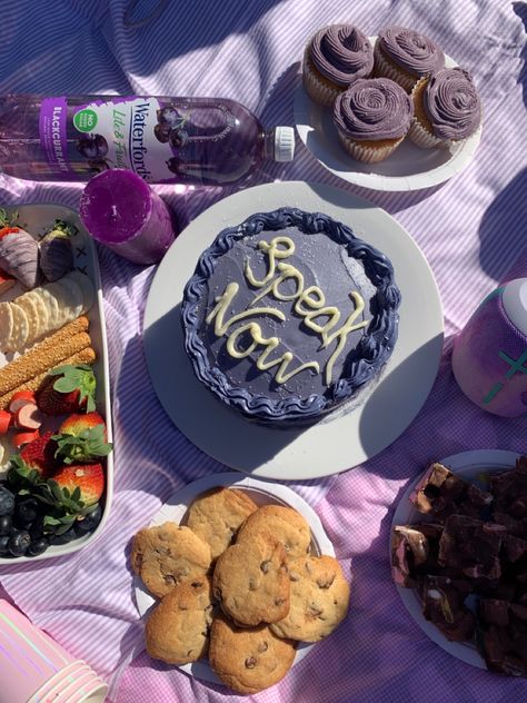 Purple Picnic Food, Purple Picnic, Rainbow Picnic, 26 Birthday, Bd Ideas, Cottagecore Picnic, Picnic Cake, Adorable Food, Cake Purple