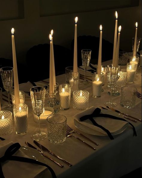 Gossip Girl Party, Classy Dinner Party, New Years Dinner Party, Wedding Budget Breakdown, Dinner Party Table Settings, Black Dinner, Birthday Dinner Party, Dinner Party Themes, Champagne Bubbles