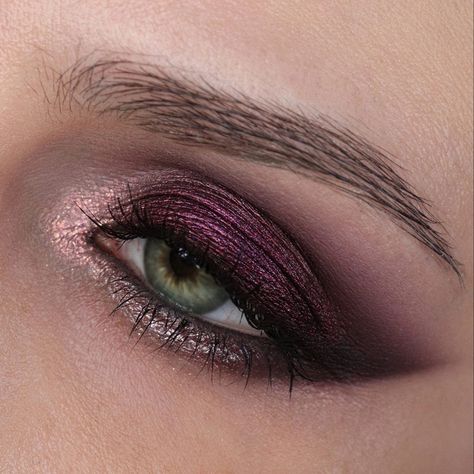 Dark Glam Makeup, Burgundy Eyeshadow Looks, Plum Eyeshadow Looks, 2023 Makeup Looks, Red Eye Shadow, Ursula Makeup, Maroon Makeup, Shadow Eye Makeup, Smudge Makeup