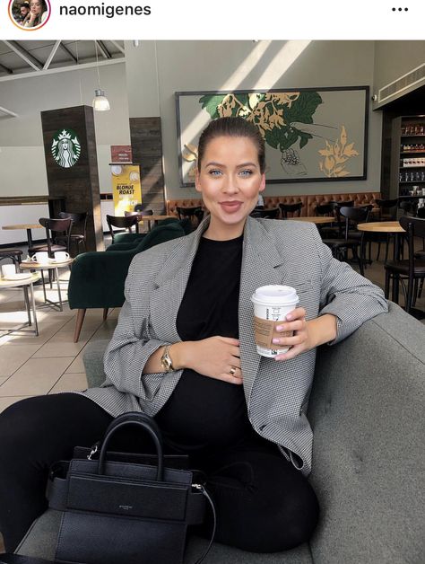 Classy Maternity Outfits, Chic Pregnancy Style, I Just Want To Cuddle, Naomi Genes, Pregnant Outfit, Pregnant Outfits, Maternity Work Wear, Casual Maternity Outfits, Brand Manager