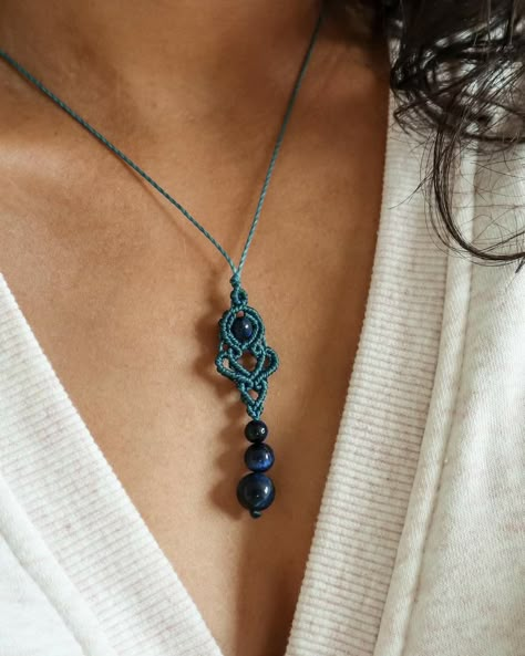 Diy Pendent, Jewelry Witchcraft, Collar Macrame, Bohemian Macrame, Mini Macrame, Micro Macramé, Bead Embroidery Jewelry, Macrame Ideas, Macrame Tutorial