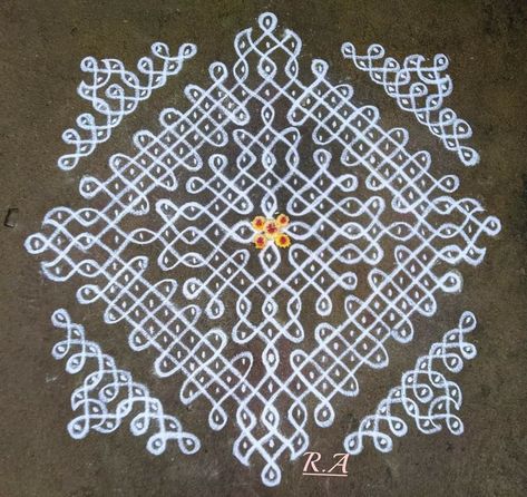 Rangoli Designs Free Hand, Simple Rangoli With Dots, New Rangoli, Mandala Flower Design, Sewing Machine Cover Pattern, Rangoli Designs Photos, Rangoli Side Designs, Big Rangoli, Rangoli Designs Latest