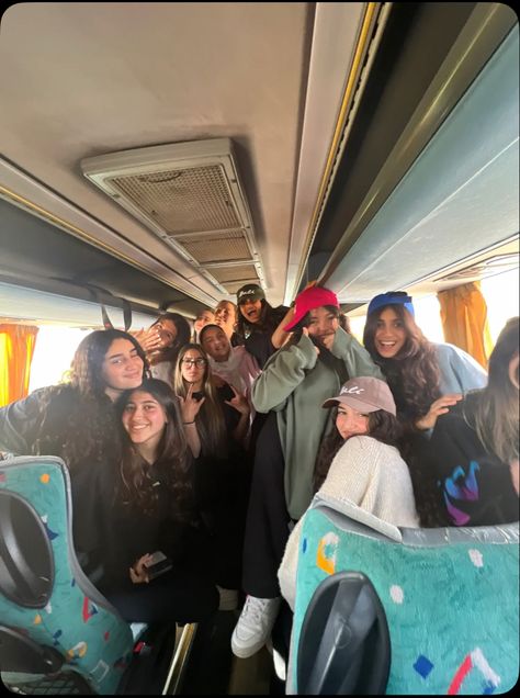 School Trip Photo Ideas, School Trips Aesthetic, School Trip Aesthetic, Friends Group Photo, Friends Trip, School Trips, Airport Aesthetic, School Vacation, Fun Sleepover Ideas