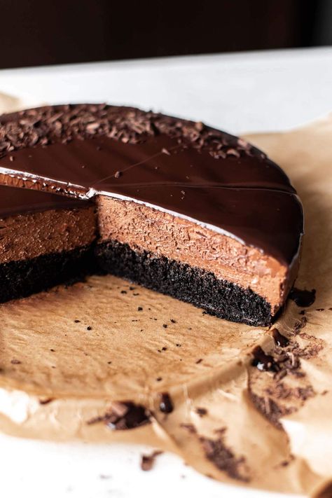 Chocolate Mousse Cake Chocolate Fudge Mousse Cake, French Mousse Cake, Chocolate Mousse Cake Recipe Easy, Double Chocolate Mousse Cake, Brownie Mousse Cake, Chocolate Mousse Aesthetic, Light Chocolate Desserts, Chocolate Espresso Mousse Cake, Espresso Mousse Cake