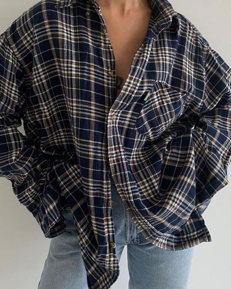 W.VINTAGE on Instagram: "flannel shirts online ✨" Flannel Aesthetic, Winter Fashion For Women, Nyc Fashion Winter, Flannel Shirt Outfit, Vintage Concept, 70s Clothing, Flannel Fashion, Fall Flannel, Flannel Outfits