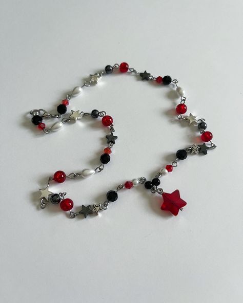 Red Black Beaded Necklace, Red Star Jewelry, Red Black And White Beaded Necklace, Red Bead Necklace Ideas, Red Star Necklace, Beaded Star Necklace, Red Bead Necklace, Red Beads Jewellery, Red And Black Bracelets