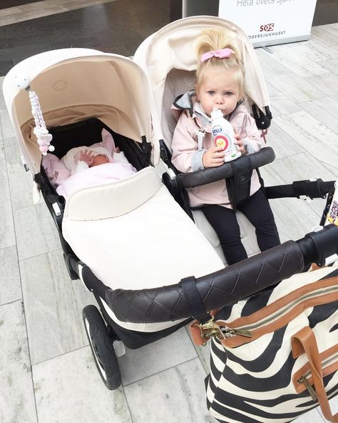 Silla doble para bebé y hermana mayor Bugaboo Donkey, Double Stroller, Happy Children, Cool Baby, Baby Blog, Double Strollers, Baby Necessities, Baby 2, Baby Bird