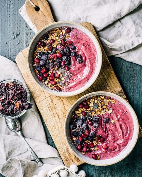 Juice up your mornings with our Very Berry smoothie bowl recipe! Ingredients 1/2 cup Patience Fruit & Co 100% Pure Organic cranberry juice 1 teaspoon of organic dried hibiscus flowers 1 cup of frozen berries (blueberries, strawberries, raspberries, blackberries, ...) 1/2 cup of plain greek yogourt 1 tablespoon of sugar or honey Toppings (to taste) Granola Chia or hemp seeds Nuts Dried Fruits Best Acai Bowl Recipe, Homemade Acai Bowl, Raw Pistachios, Acai Bowls Recipe, Calorie Calculator, Morning Smoothie, Vanilla Coconut, Coconut Yogurt, Homemade Granola