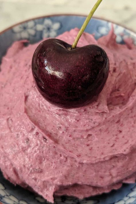 Cherry Icing Recipe, Cherry Frosting Recipe, Cherry Icing, Frosting Desserts, Fluffy Buttercream Frosting, Cherry Frosting, Decorator Frosting, Fresh Cherry, Cake Frosting Recipe