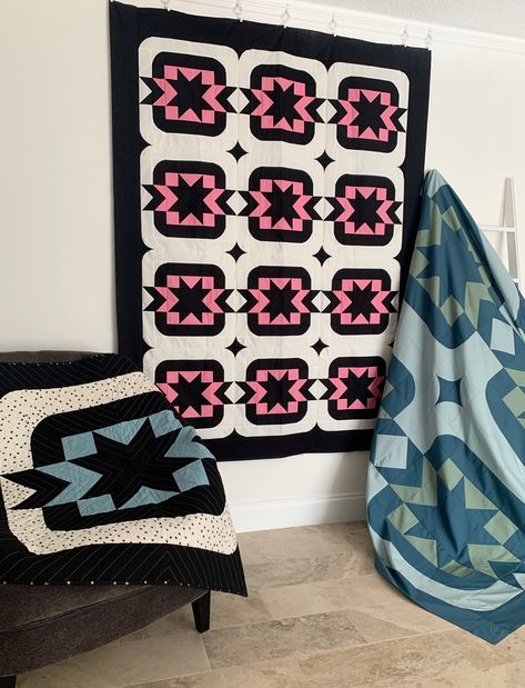 Stardust Quilt Pattern Downloadable PDF - Etsy Retro Quilt, Quilt Studio, Black And White Quilts, Quilt Modernen, Circle Quilts, Quilting Studio, White Quilt, Crafty Craft, Quilting Crafts