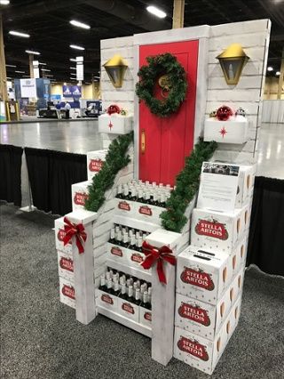 Beer Display Ideas, Christmas Store Displays, Christmas Shop Displays, Beer Display, Cap Display, Point Of Sale Display, Diy Store, Wine Display, Point Of Purchase