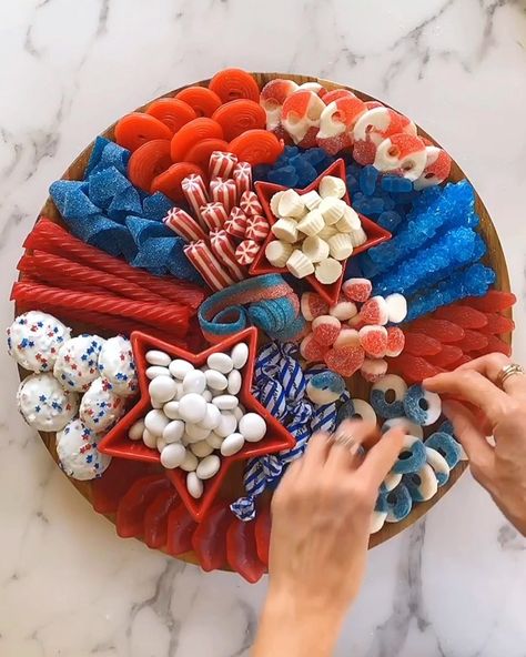 Ain’t Too Proud To Meg on Instagram: “🇺🇸4th of July🇺🇸 #AintTooProudToVideo to inspire your red, white & blue entertaining ideas next week! 💙❤️💙❤️ • PS- If there’s one thing I…” Patriotic Food, Happy Birthday America, Food Bar, 4th Of July Desserts, Fourth Of July Food, Party Food Platters, Fourth Of July Decor, Charcuterie And Cheese Board, Party Platters