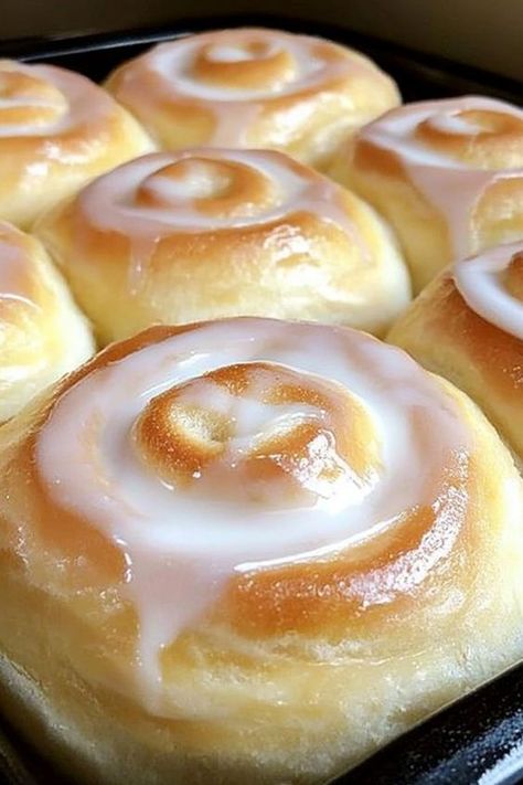 Beginner Dessert Recipes, Honey Buns Homemade, Honey Rolls Recipe, Honey Bun Cheesecake, Butter Roll Dessert Recipe, Honey Buns Recipe, Homemade Honey Buns, Honey Recipes Dessert, Woolworth Cheesecake Recipe