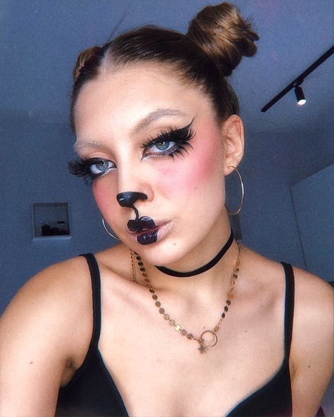 Panda makeup Cute Panda Makeup, Panda Makeup Halloween, Raccoon Makeup, Panda Makeup, Bear Makeup, Animal Costumes, White Bear, Red Panda, Cute Panda