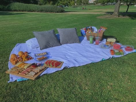 Cute Simple Picnic Ideas, Picnic Setup Ideas For Two, Outdoor Picnic Ideas Friends, Birthday Picnic Ideas For Friends, Picnic Setup Ideas Romantic, Outdoor Picnic Ideas Couple, Picnic Date Setup, Cute Picnic Ideas For Friends, Picnic Date With Best Friend Ideas