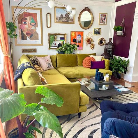 Colorful Eclectic Living Room, Colorful Eclectic, Flat Decor, Green Couch, Eclectic Living, Dream Apartment Decor, Future Apartment Decor, Colourful Living Room, Eclectic Living Room