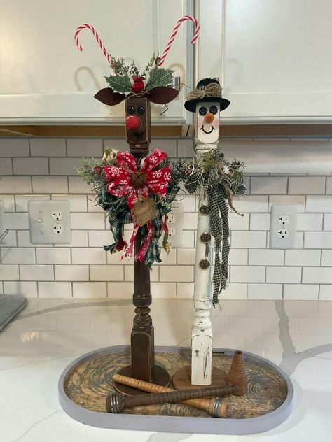 Spindle Snowmen How To Make, Crafts Made From Wooden Spindles, Christmas Spindle Crafts, Spindles Repurposed Diy, Old Spindles Repurposed, Christmas Crafts With Spindles, Crafts With Spindles, Christmas Spindle Ideas, Spindle Crafts Christmas