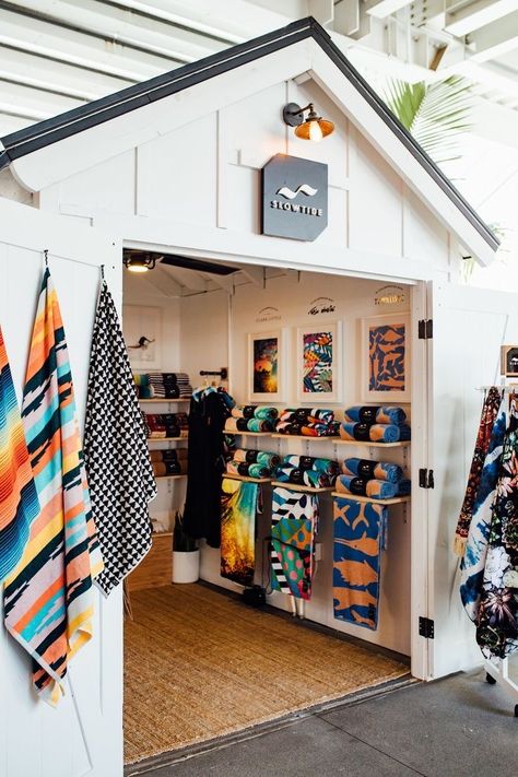 Surf Retail Store Design, Beach Store Ideas, Beach Pop Up, Beach Store Design, Beach Shop Aesthetic, Beach Shop Design, Pop Up Shop Ideas, Pop Up Shop Design, Surf Shop Interior