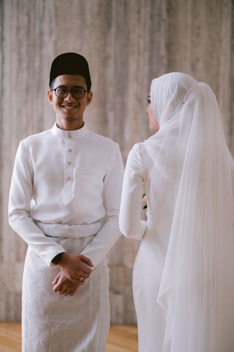 Nikah Masjid, Tunang Photoshoot, Nikah Poses, Malay Wedding Photography, Nikah Photoshoot, Foto Akad, Wedding Moments Photography, Adat Melayu, Wedding Photography Detail Shots