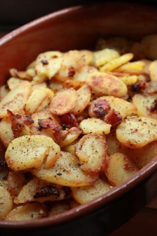 Octoberfest German Style Fried Potatoes with bacon and onion. No need to wait for October to eat this! It's so simple and looks delicious! German Fried Potatoes, Potatoes With Bacon, German Style, Potato Dishes, German Food, Fried Potatoes, Veggie Dishes, Vegetable Dishes, Finger Food