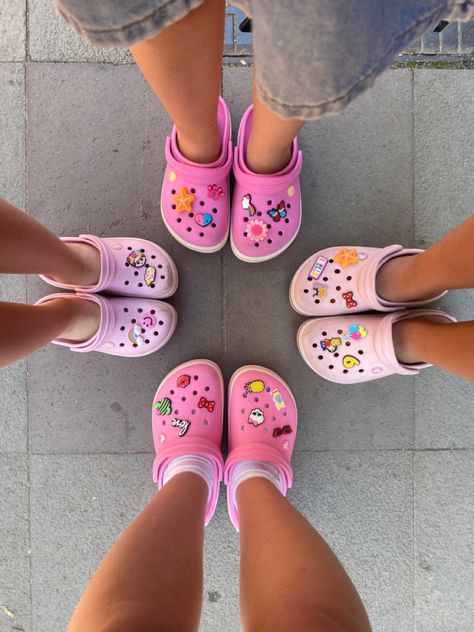 Crocs Different Colors, Ballerina Pink Crocs With Jibbitz, Cool Crocs, Crocs With Jibbitz, Crocs Aesthetic, Crocs With Charms, Styling Crocs, Pink Crocs, Crocs Fashion