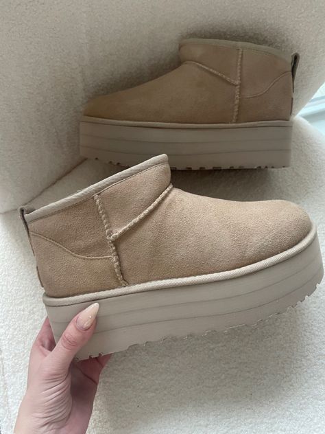 Cream Ugg Boots, Ultra Outfits, Platform Uggs, Ugg Ankle Boots, Fluffy Shoes, Baby Uggs, December 27, Low Boots, Pinterest Girls