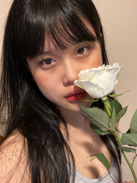 Asian girl taking a selfie with white rose Flower Selfie Aesthetic, Selfie With Flowers, Flower Selfie, Rose Selfie, Rosé Ig Story, Cute Headers For Twitter, Selfie Inspo, Instagram Creative Ideas, Valentines Roses