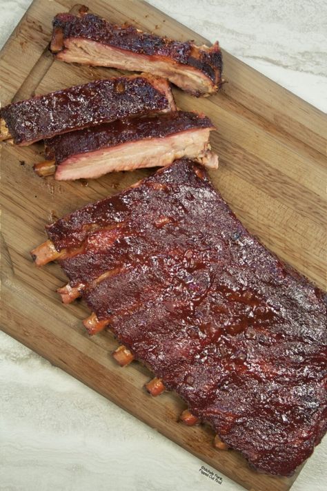 Charcoal Grill Ribs, Charcoal Smoker Recipes, Grilled Ribs Charcoal, Smoked Pork Spare Ribs, Smoked Ribs Recipe, Charcoal Grill Recipes, Indoor Smoker, Masterbuilt Smoker, Slow Cooked Ribs